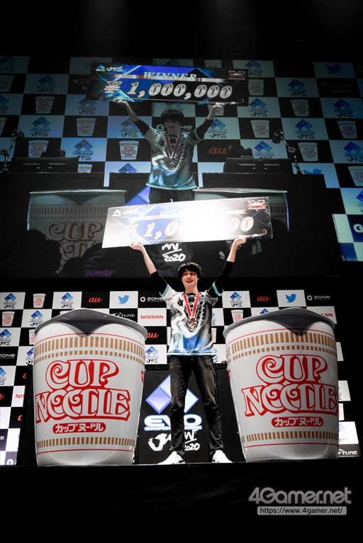 画像ギャラリー No.004のサムネイル画像 / ［EVO Japan］「ストリートファイターV AE」部門優勝はナウマン選手。マゴ選手とのグランドファイナルを制し，賞金100万円を獲得