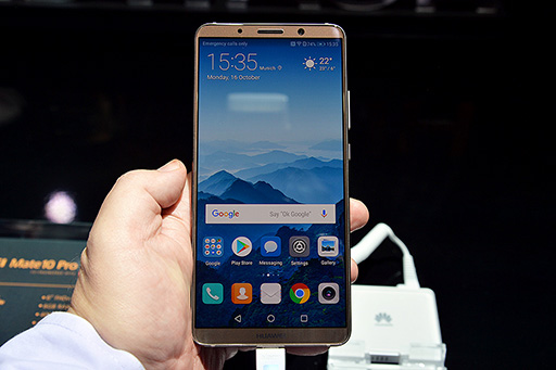 画像ギャラリー No.004のサムネイル画像 / Huaweiが誇るフラッグシップスマートフォン「Mate 10 Pro」ハンズオン。国内でも販売予定の6インチ級は大きいけれど持ちやすい