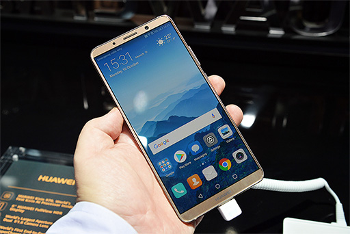 画像ギャラリー No.006のサムネイル画像 / Huaweiが誇るフラッグシップスマートフォン「Mate 10 Pro」ハンズオン。国内でも販売予定の6インチ級は大きいけれど持ちやすい