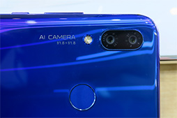 画像ギャラリー No.006のサムネイル画像 / HUAWEI「nova 3」が10月5日に国内発売。アウトカメラもインカメラもデュアルレンズ式のスマートフォン