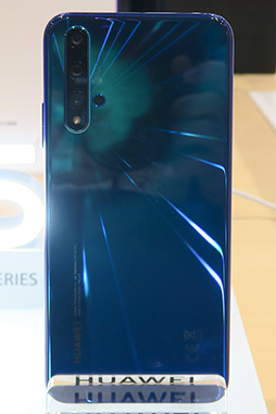画像ギャラリー No.003のサムネイル画像 / Huawei，6万円前後で買えるハイエンドスマートフォン「nova 5T」を11月29日発売。4眼式アウトカメラを搭載