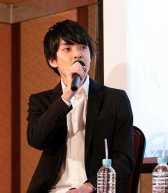 画像ギャラリー No.008のサムネイル画像 / 「殺し屋とストロベリー」のイベント「喫茶 月影 プレオープンパーティー」をレポート。田丸篤志さんと野島健児さんが“裏社会”について語る？