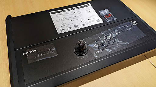 画像ギャラリー No.010のサムネイル画像 / アケコン内蔵デスク「QANBA 2009 Arcade」をレビュー。高級アケコン約2台分のお値段でコレというのは,なかなかシビれるアイテムだ