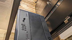画像ギャラリー No.015のサムネイル画像 / アケコン内蔵デスク「QANBA 2009 Arcade」をレビュー。高級アケコン約2台分のお値段でコレというのは,なかなかシビれるアイテムだ