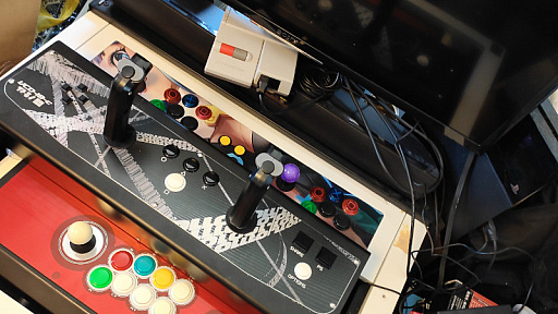 画像ギャラリー No.020のサムネイル画像 / アケコン内蔵デスク「QANBA 2009 Arcade」をレビュー。高級アケコン約2台分のお値段でコレというのは,なかなかシビれるアイテムだ