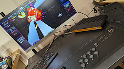 画像ギャラリー No.028のサムネイル画像 / アケコン内蔵デスク「QANBA 2009 Arcade」をレビュー。高級アケコン約2台分のお値段でコレというのは,なかなかシビれるアイテムだ
