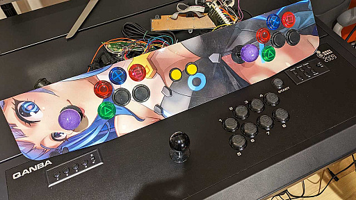 画像ギャラリー No.029のサムネイル画像 / アケコン内蔵デスク「QANBA 2009 Arcade」をレビュー。高級アケコン約2台分のお値段でコレというのは,なかなかシビれるアイテムだ