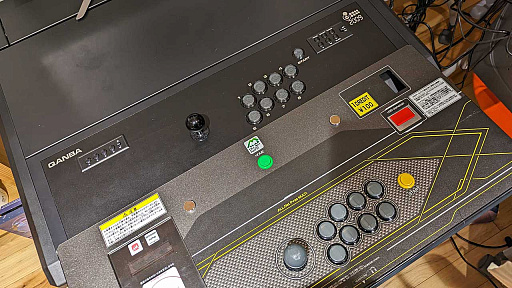 画像ギャラリー No.030のサムネイル画像 / アケコン内蔵デスク「QANBA 2009 Arcade」をレビュー。高級アケコン約2台分のお値段でコレというのは,なかなかシビれるアイテムだ