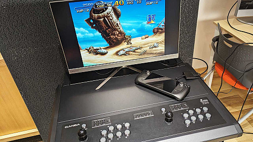 画像ギャラリー No.038のサムネイル画像 / アケコン内蔵デスク「QANBA 2009 Arcade」をレビュー。高級アケコン約2台分のお値段でコレというのは,なかなかシビれるアイテムだ