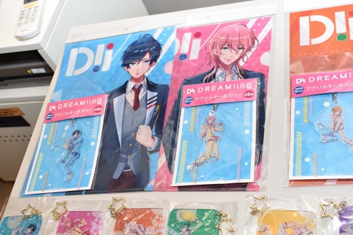 画像ギャラリー No.090のサムネイル画像 / キャラクターたちと一緒に夢の世界へ……！「DREAM!ing」×カラオケの鉄人 池袋東口店コラボをフォトレポート