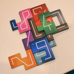 画像ギャラリー No.003のサムネイル画像 / ［SPIEL’17］数字タイルを組み合わせる「NMBR 9」と，お皿を積み重ねる「Paku Paku」。コンパクトながらも熱くなれる2作品を紹介