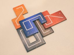画像ギャラリー No.005のサムネイル画像 / ［SPIEL’17］数字タイルを組み合わせる「NMBR 9」と，お皿を積み重ねる「Paku Paku」。コンパクトながらも熱くなれる2作品を紹介