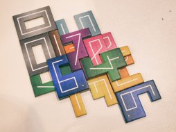画像ギャラリー No.008のサムネイル画像 / ［SPIEL’17］数字タイルを組み合わせる「NMBR 9」と，お皿を積み重ねる「Paku Paku」。コンパクトながらも熱くなれる2作品を紹介