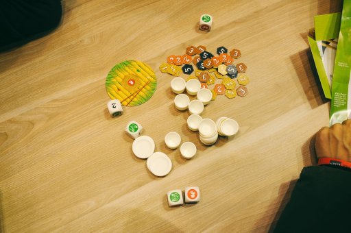 画像ギャラリー No.012のサムネイル画像 / ［SPIEL’17］数字タイルを組み合わせる「NMBR 9」と，お皿を積み重ねる「Paku Paku」。コンパクトながらも熱くなれる2作品を紹介