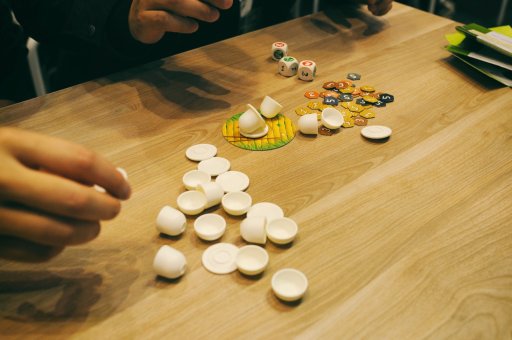 画像ギャラリー No.014のサムネイル画像 / ［SPIEL’17］数字タイルを組み合わせる「NMBR 9」と，お皿を積み重ねる「Paku Paku」。コンパクトながらも熱くなれる2作品を紹介