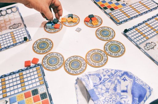 画像ギャラリー No.002のサムネイル画像 / ［SPIEL’17］今年のSPIELの大本命か。“シンプルで奥深い”を体現した傑作「AZUL」プレイレポート