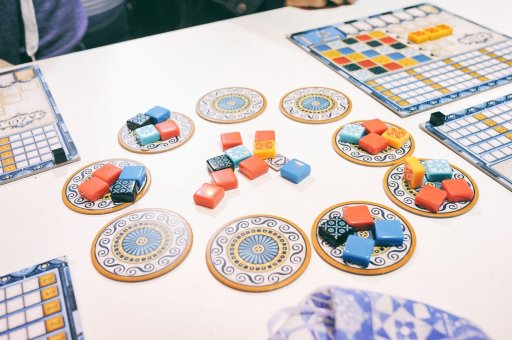 画像ギャラリー No.003のサムネイル画像 / ［SPIEL’17］今年のSPIELの大本命か。“シンプルで奥深い”を体現した傑作「AZUL」プレイレポート