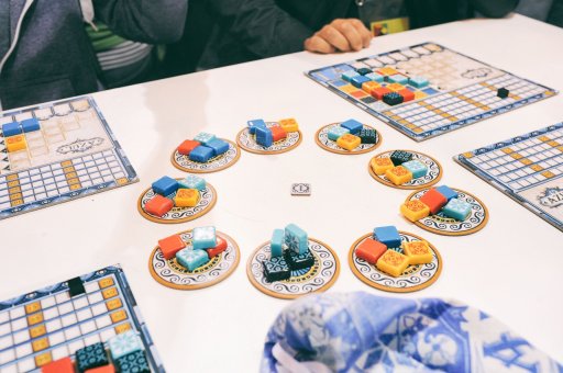 画像ギャラリー No.010のサムネイル画像 / ［SPIEL’17］今年のSPIELの大本命か。“シンプルで奥深い”を体現した傑作「AZUL」プレイレポート