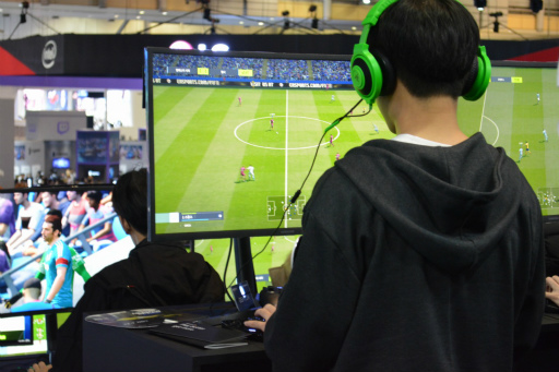 画像ギャラリー No.002のサムネイル画像 / ［G-Star 2017］「EA SPORTS FIFA Online 4」の試遊台に来場者が殺到。グラフィックスやシステム，AIなど，さまざまな面が前作から進化