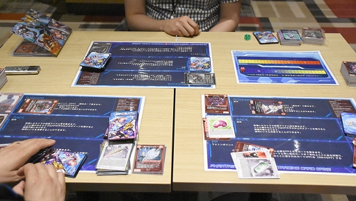 画像ギャラリー No.050のサムネイル画像 / 熟練カードゲーマーは初見の「PSO2 トレーディングカードゲーム」でも勝てるのか? セガの刺客,郡 正夫氏に挑んでみた