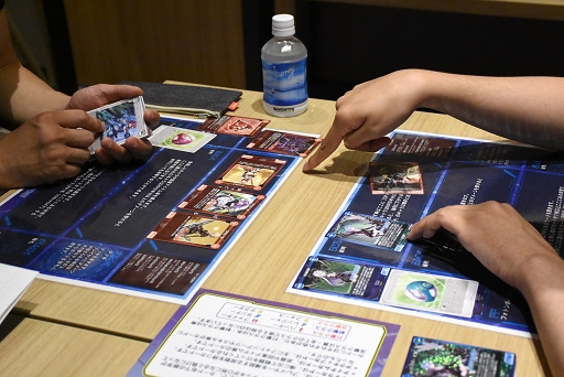 画像ギャラリー No.051のサムネイル画像 / 熟練カードゲーマーは初見の「PSO2 トレーディングカードゲーム」でも勝てるのか? セガの刺客,郡 正夫氏に挑んでみた