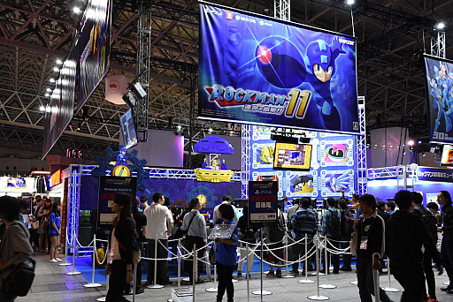 画像ギャラリー No.003のサムネイル画像 / ［TGS 2018］「ロックマン11」のブラストマンステージに挑戦。2つのギアを使いこなして爆弾の雨をかいくぐれ！