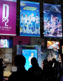 画像ギャラリー No.001のサムネイル画像 / ［TGS 2018］“100％中の100％のゾクゾクポーズ”はコレだ!!　セガブースの「Readyyy!」コーナーでアイドルとトーク＆記念撮影してみた