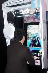 画像ギャラリー No.001のサムネイル画像 / ［JAEPO2018］「オンゲキ」直撮りムービー＆プレイレポート。キャラクターをレバーで操作して遊ぶ新感覚の音楽ゲーム