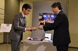 画像ギャラリー No.006のサムネイル画像 / KONAMIがユニフォームや選手のサイン色紙など，「eBASEBALL パワプロ・プロリーグ」に関する資料を野球殿堂博物館に寄贈