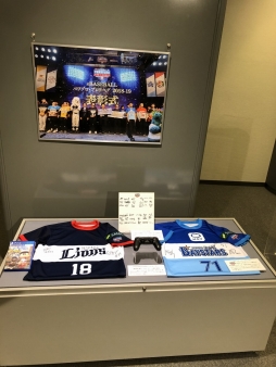 画像ギャラリー No.007のサムネイル画像 / KONAMIがユニフォームや選手のサイン色紙など，「eBASEBALL パワプロ・プロリーグ」に関する資料を野球殿堂博物館に寄贈