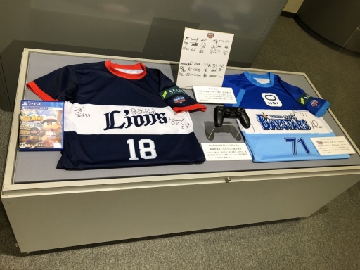 画像ギャラリー No.009のサムネイル画像 / KONAMIがユニフォームや選手のサイン色紙など，「eBASEBALL パワプロ・プロリーグ」に関する資料を野球殿堂博物館に寄贈
