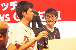 画像ギャラリー No.008のサムネイル画像 / ［TGS 2019］監督本人（を模した選手）も試合に参戦した「eドラフト会議直前 エキシビションマッチ 〜真中応援監督軍 vs G.G.佐藤軍〜」をレポート