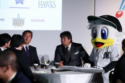 画像ギャラリー No.012のサムネイル画像 / パワプロのリーグ戦「eBASEBALL プロリーグ2019」のドラフト会議をレポート。プロ野球OBやマスコットたちが運命の抽選に挑んだ