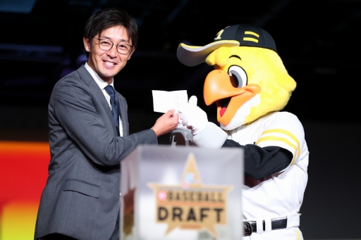 画像ギャラリー No.016のサムネイル画像 / パワプロのリーグ戦「eBASEBALL プロリーグ2019」のドラフト会議をレポート。プロ野球OBやマスコットたちが運命の抽選に挑んだ