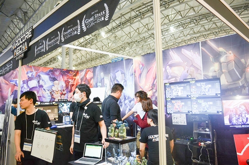 画像ギャラリー No.001のサムネイル画像 / ［TGS 2019］「HARDCORE MECHA」初の公式対戦イベントが開催。格闘特化のメカが暴れる混沌とした戦場に，レーザーキャノンが突き刺さる