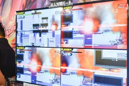 画像ギャラリー No.008のサムネイル画像 / ［TGS 2019］「HARDCORE MECHA」初の公式対戦イベントが開催。格闘特化のメカが暴れる混沌とした戦場に，レーザーキャノンが突き刺さる