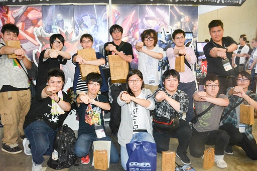 画像ギャラリー No.014のサムネイル画像 / ［TGS 2019］「HARDCORE MECHA」初の公式対戦イベントが開催。格闘特化のメカが暴れる混沌とした戦場に，レーザーキャノンが突き刺さる