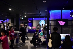画像ギャラリー No.001のサムネイル画像 / 東京の中野で「キャサリン・フルボディ」の“2大イベント”が開催。体験会で行われた「ときど×イソッチ スペシャルトークショウ」をレポート