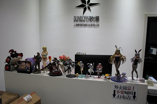画像ギャラリー No.008のサムネイル画像 / 「ドールズフロントライン」の開発前線であるサンボーン本社は,どこでシャッターを切っても美少女が写り込むオフィスだった