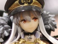 「ドールズフロントライン」の開発前線であるサンボーン本社は，どこでシャッターを切っても美少女が写り込むオフィスだった