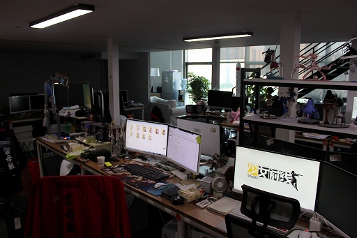 画像ギャラリー No.023のサムネイル画像 / 「ドールズフロントライン」の開発前線であるサンボーン本社は,どこでシャッターを切っても美少女が写り込むオフィスだった