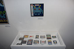 画像ギャラリー No.017のサムネイル画像 / 「スペースインベーダー」誕生40周年記念イベント「PLAY！スペースインベーダー展」がスタート。ヒルズの夜景をバックにプレイするインベーダーなど，4つの体感型コンテンツを楽しもう