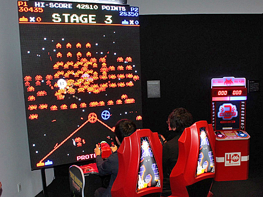 画像ギャラリー No.019のサムネイル画像 / 「スペースインベーダー」誕生40周年記念イベント「PLAY！スペースインベーダー展」がスタート。ヒルズの夜景をバックにプレイするインベーダーなど，4つの体感型コンテンツを楽しもう