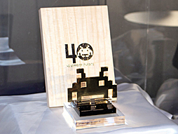 画像ギャラリー No.023のサムネイル画像 / 「スペースインベーダー」誕生40周年記念イベント「PLAY！スペースインベーダー展」がスタート。ヒルズの夜景をバックにプレイするインベーダーなど，4つの体感型コンテンツを楽しもう