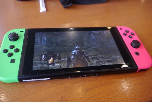 画像ギャラリー No.001のサムネイル画像 / 人は電車の中で「DARK SOULS REMASTERED」を遊んで心が折れずに済むのか。Switch版の携帯モードで試してみた