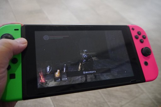 画像ギャラリー No.011のサムネイル画像 / 人は電車の中で「DARK SOULS REMASTERED」を遊んで心が折れずに済むのか。Switch版の携帯モードで試してみた