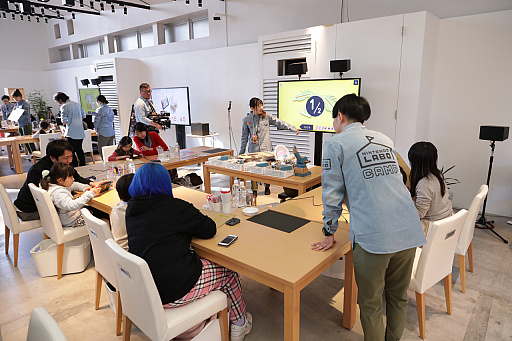 画像ギャラリー No.002のサムネイル画像 / 「Nintendo Labo」の親子向け体験会「Nintendo Labo Camp」をレポート。ダンボールを組み立ててコントローラができあがる。新しい遊びに子供達も興味津々