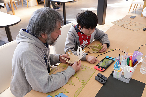 画像ギャラリー No.003のサムネイル画像 / 「Nintendo Labo」の親子向け体験会「Nintendo Labo Camp」をレポート。ダンボールを組み立ててコントローラができあがる。新しい遊びに子供達も興味津々