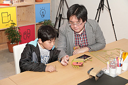 画像ギャラリー No.004のサムネイル画像 / 「Nintendo Labo」の親子向け体験会「Nintendo Labo Camp」をレポート。ダンボールを組み立ててコントローラができあがる。新しい遊びに子供達も興味津々
