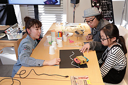 画像ギャラリー No.005のサムネイル画像 / 「Nintendo Labo」の親子向け体験会「Nintendo Labo Camp」をレポート。ダンボールを組み立ててコントローラができあがる。新しい遊びに子供達も興味津々